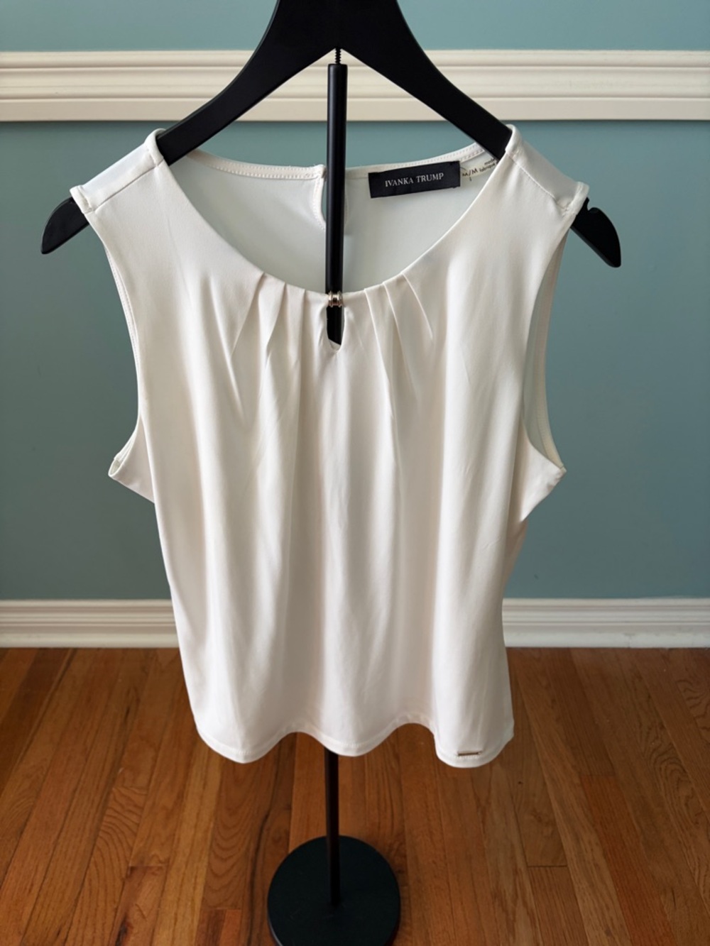 Ivanka Trump White Keyhole Pleat-Front Sleeveless Top